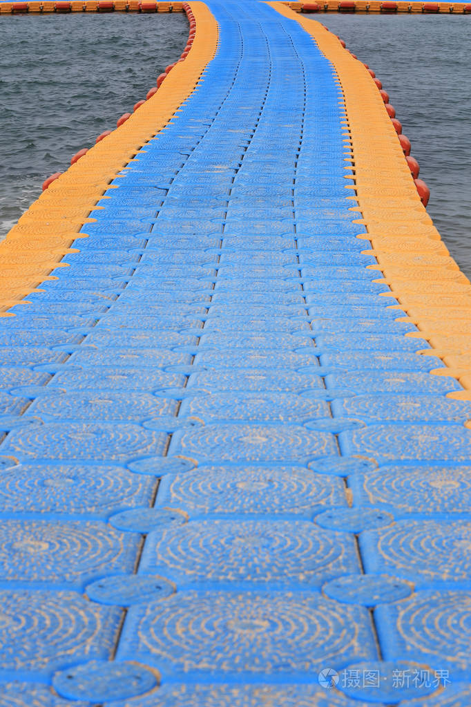 漂浮在低潮的旅客船上的塑料浮动码头