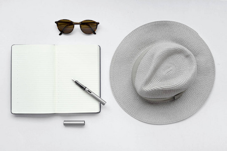 太阳镜 笔记本 笔和帽子，白色背景上