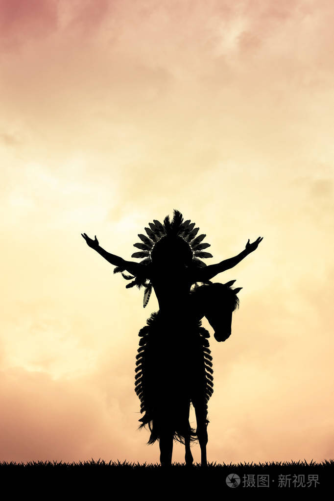 美洲印第安人在日落时分的马