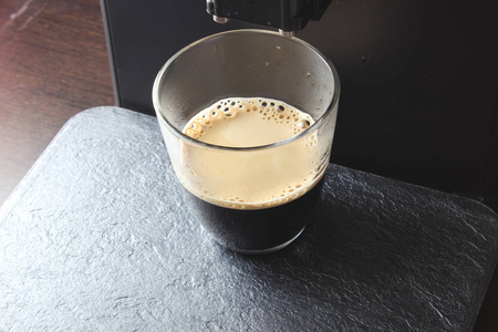 咖啡杯在石材背景咖啡机上