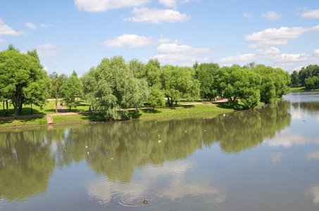 俄罗斯莫斯科公园 Tsaritsyn 池塘夏季景观