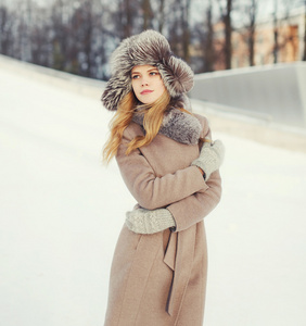 美丽的女人，在冬天的雪戴的帽子和外套夹克