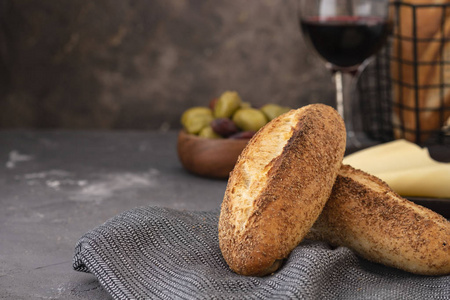 新鲜的自制面包, 配有小吃橄榄芝士和红酒。地中海小吃。开胃 gourman 食品