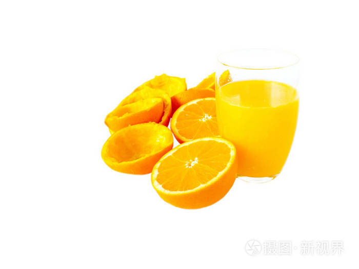新鲜的橙汁在玻璃和橙色水果一半和小便