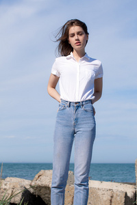 年轻漂亮的女孩穿着朴素的衣服照片