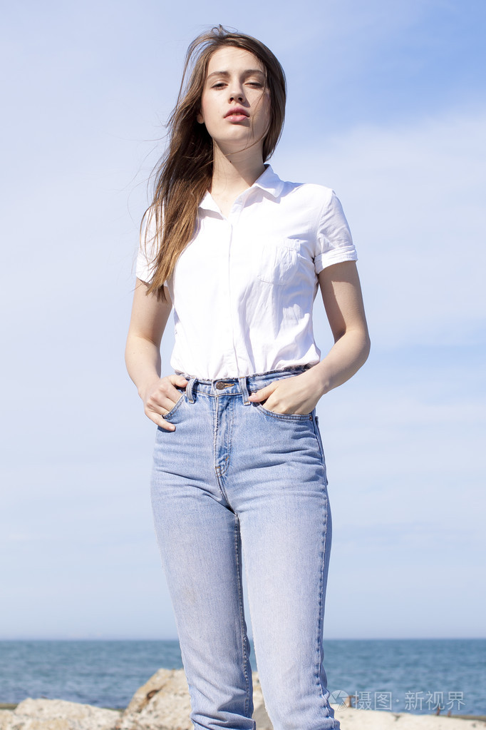 年轻漂亮的女孩穿着朴素的衣服