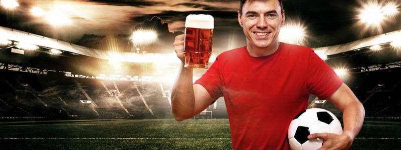 年轻的胖男人，手握啤酒杯分离在纯色背景上的半身人像