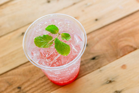新鲜草莓冰汽水清凉饮料木桌上的健康水果饮料照片