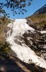 照片的快速惊人的瀑布在 Husedalen 山谷, 挪威。鸟瞰。夏季时间