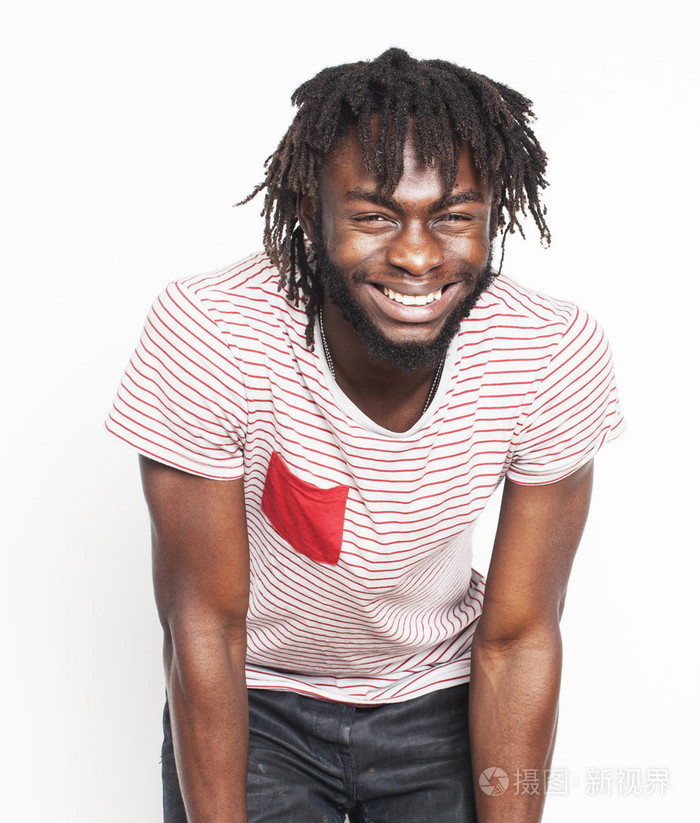 年轻英俊的美国黑人男子手势情感摆姿势