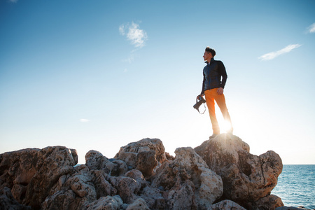 男性的徒步旅行者照片相机上蓝蓝的天空日出照片