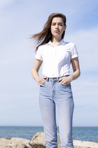 年轻漂亮的女孩穿着朴素的衣服照片