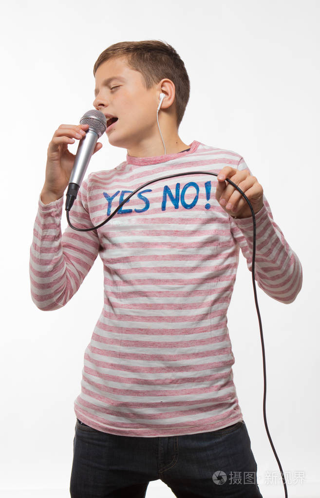 歌手黑发少年男孩穿着粉色与白色背景上的麦克风