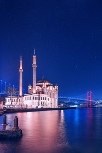 土耳其伊斯坦布尔夜间 Ortakoy 清真寺附近