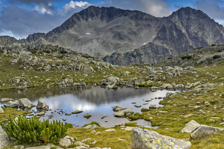 小山湖和卡梅尼察峰，皮林山