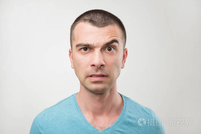 闭上了拉丁文严肃的人的肖像用严谨的表情直视着相机