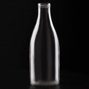 黑色背景透明玻璃空瓶罐
