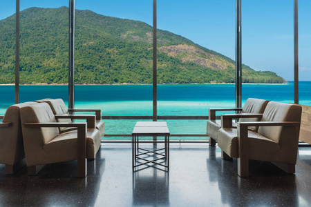 豪华酒店休息室窗户俯瞰大海在普吉岛，泰国