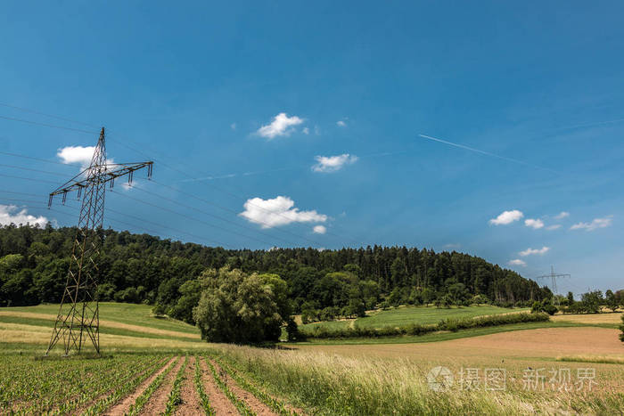 力量塔在德国农村与森林领域和草甸