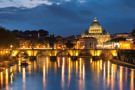 罗马在晚上。美丽的景色圣彼得大教堂在梵蒂冈, 罗马, 意大利