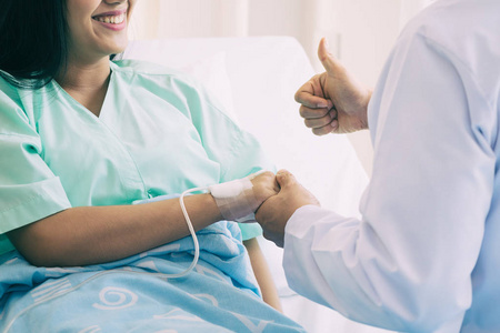 医疗信任人的手医生安慰他的女性病人在床上扑通在医院.