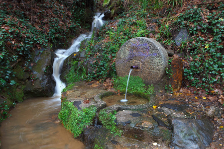 山上喷泉的天然水