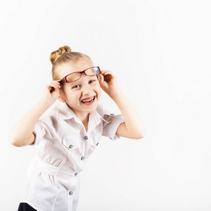 戴眼镜的搞笑小女孩模仿一个严格的老师