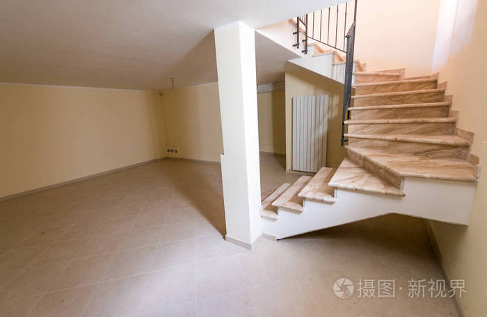 通往地下室的楼梯