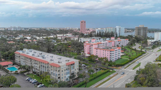 佛罗里达州日落时分的博卡拉顿建筑鸟瞰图