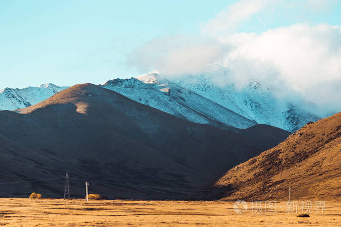 路从车窗外旅行在新西兰视图，碧绿的青山。风景秀丽的峰峦。令人惊叹大自然的美丽背景