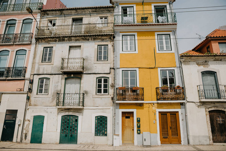 传统的欧洲建筑。葡萄牙里斯本大街上美丽的老房子