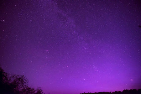 安静夜空美丽的紫色夜空照片