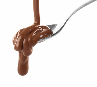 融化了从一个勺子，孤立在白色乳白色棕色巧克力浇注