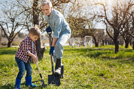 园丁和孙子一起挖地面