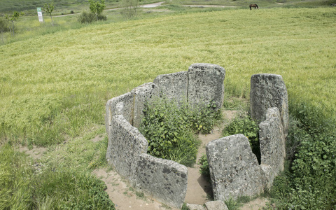 靠近框架magacela极端的dolmen。 西班牙
