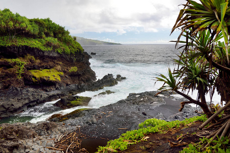 在毛伊岛，夏威夷，美国东海岸的粗糙和岩岸