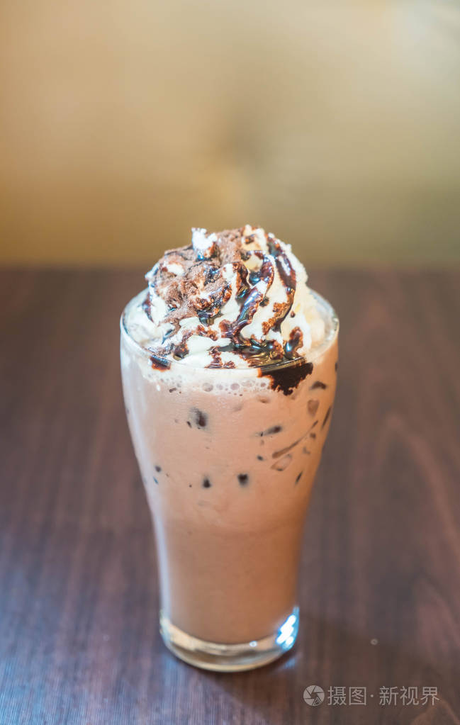 巧克力冰沙与奶油浇