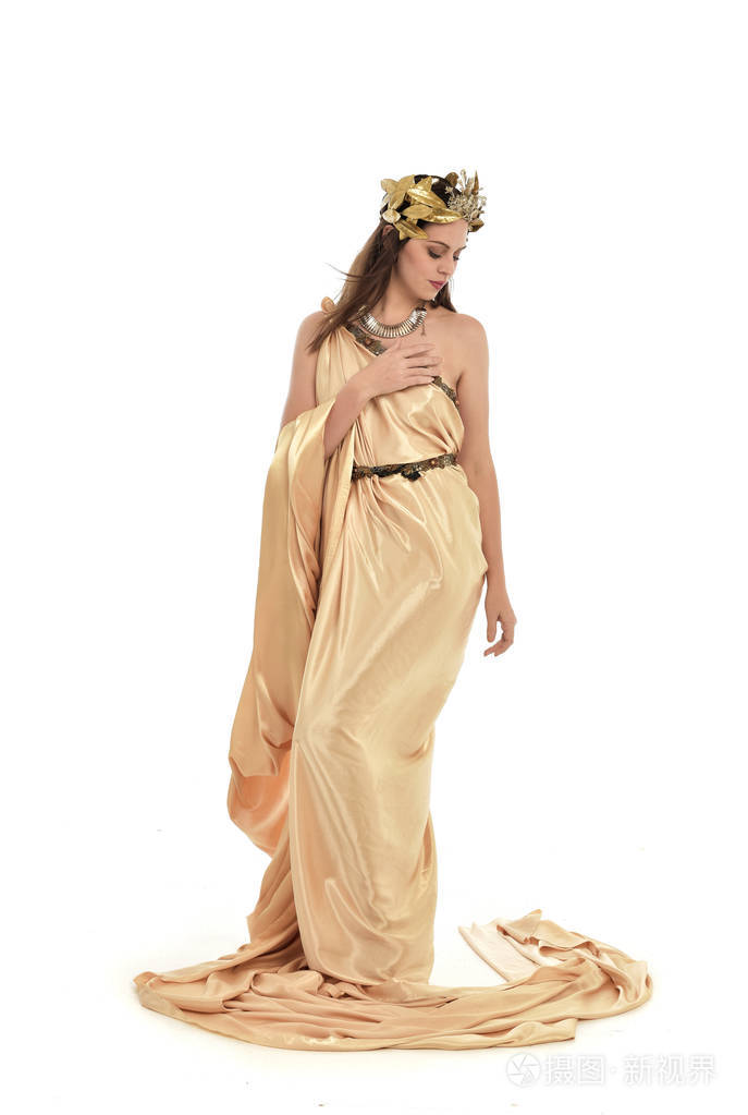 身穿金色希腊礼服, 站立姿势的黑发女子全长画像.
