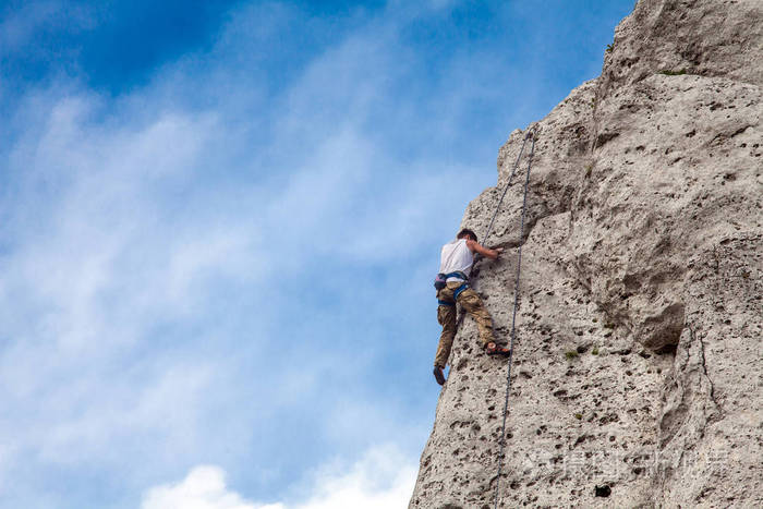 攀岩与保护.学习攀登一座山.到达顶端
