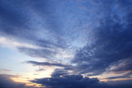 黄昏的天空中五彩缤纷的夕阳图片