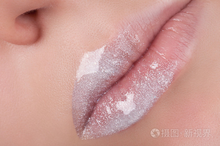 白色的嘴唇特写