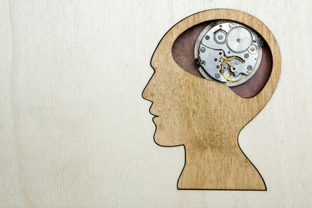 大脑模型由生锈的金属齿轮照片