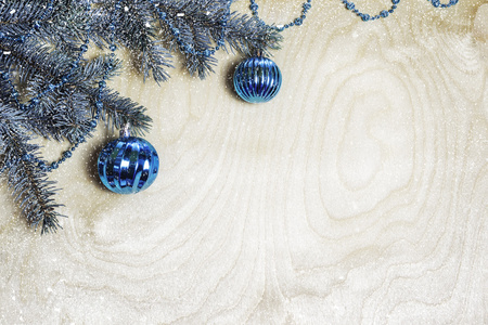 蓝云杉装饰圣诞装饰品与分支机构