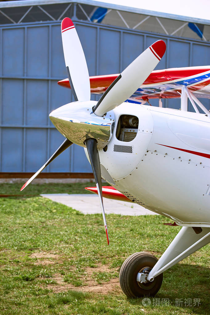 体育飞机准备飞行在阳光明媚的一天