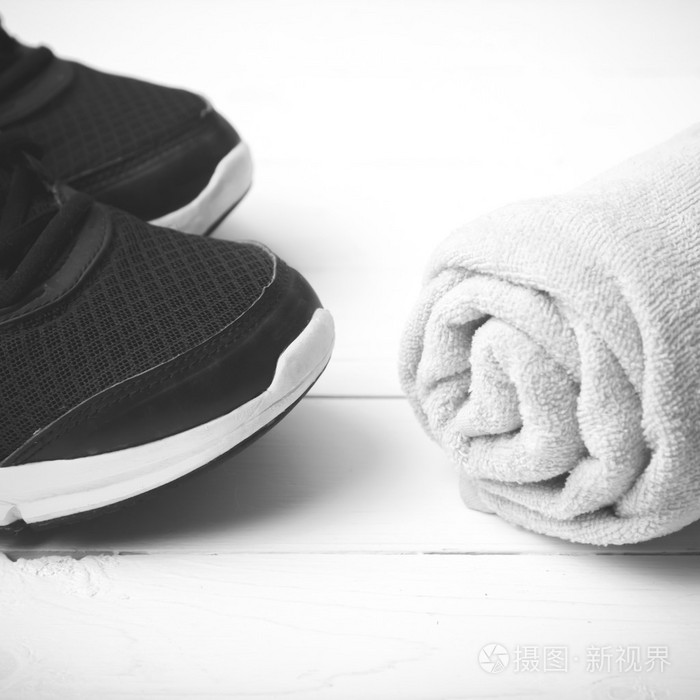 跑步鞋 毛巾黑色和白色色调颜色样式