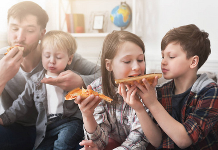 幸福的家庭，在家里吃披萨的肖像