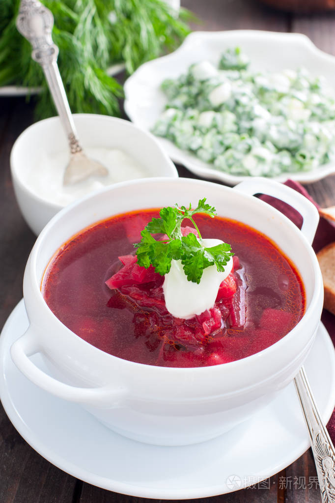 乌克兰传统罗宋汤俄罗斯素食红汤白碗顶部视图borshch甜菜