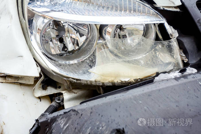 车祸后一辆白色汽车上的车灯坏了