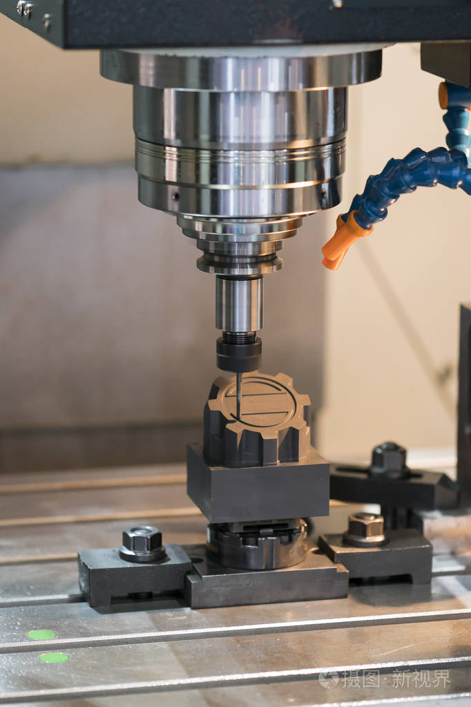 加工精密零件的数控加工中心照片-正版商用图片0ocys1-摄图新视界