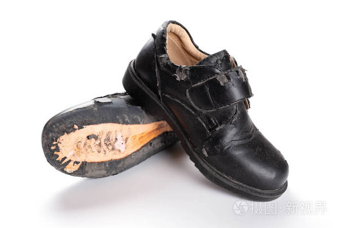 一个新的皮鞋和一个损坏的旧的白色